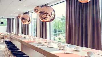 Bữa sáng buffet hàng ngày (80 PLN/mỗi người)