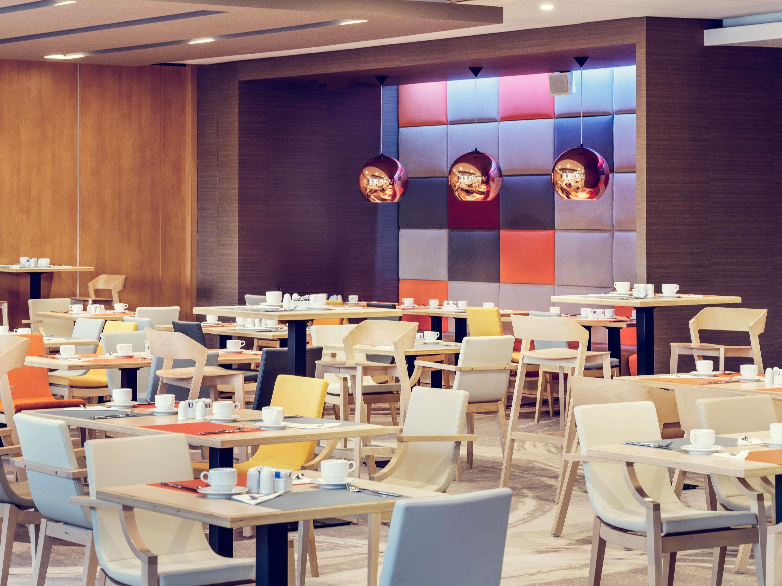 Daily buffet breakfast (PLN 80 per person)