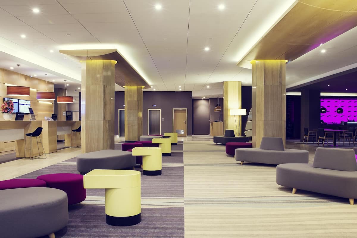 1 slaapkamer, een bureau, een strijkplank/strijkijzer