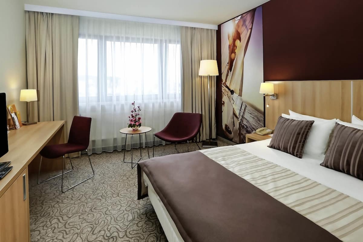 Habitación superior, 1 cama Queen size, vista al mar | Escritorio, tabla de planchar con plancha, camas extra y wifi gratis