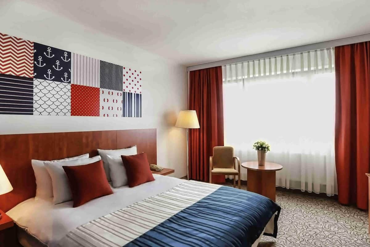 Standard Room, 1 Queen Bed | 1 bedroom, desk, iron/ironing board, rollaway beds