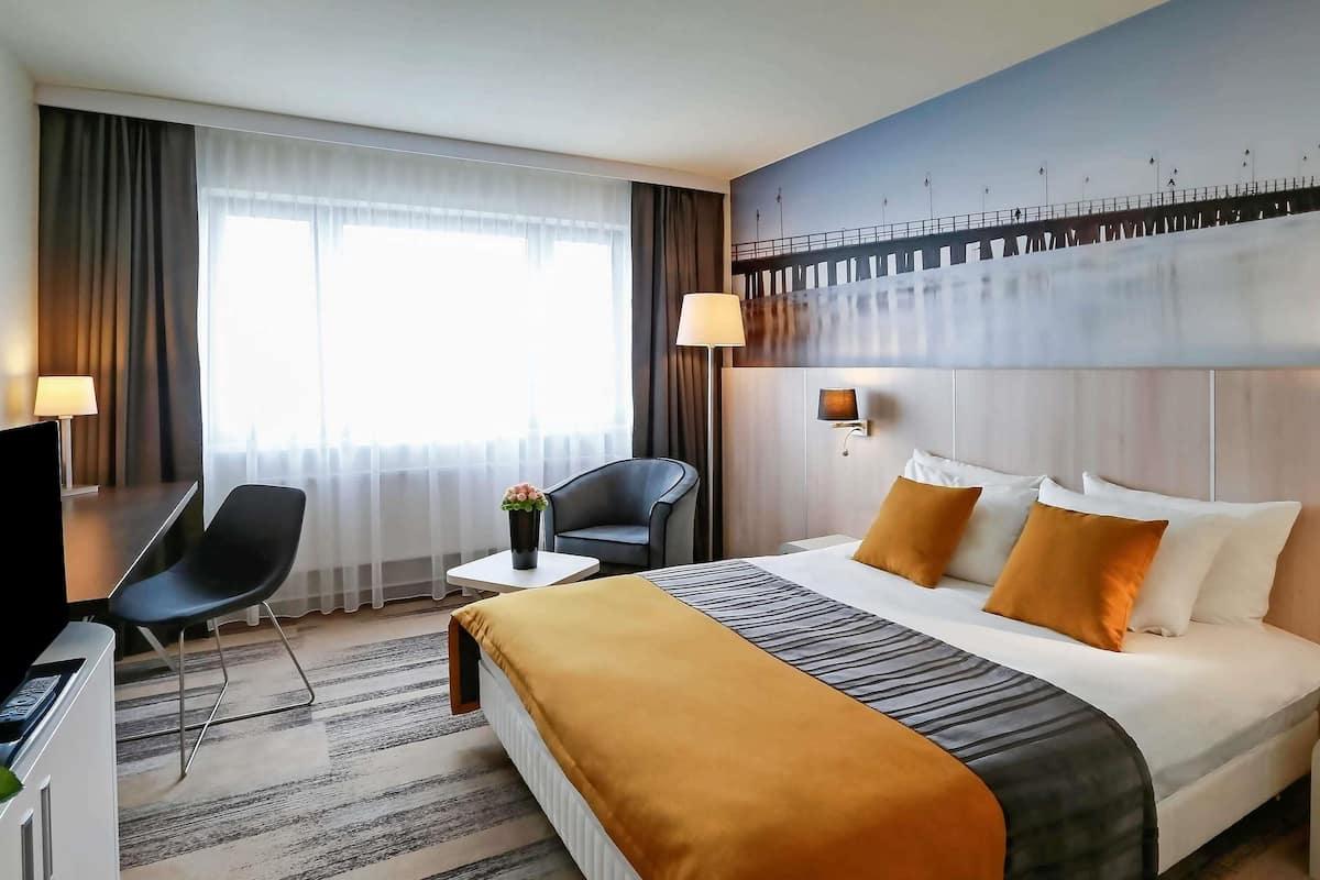 Executive Suite, 1 Queen Bed, Sea View | 1 bedroom, desk, iron/ironing board, rollaway beds