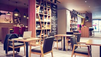 Déjeuner et dßner servis sur place, spécialités Cuisine internationale