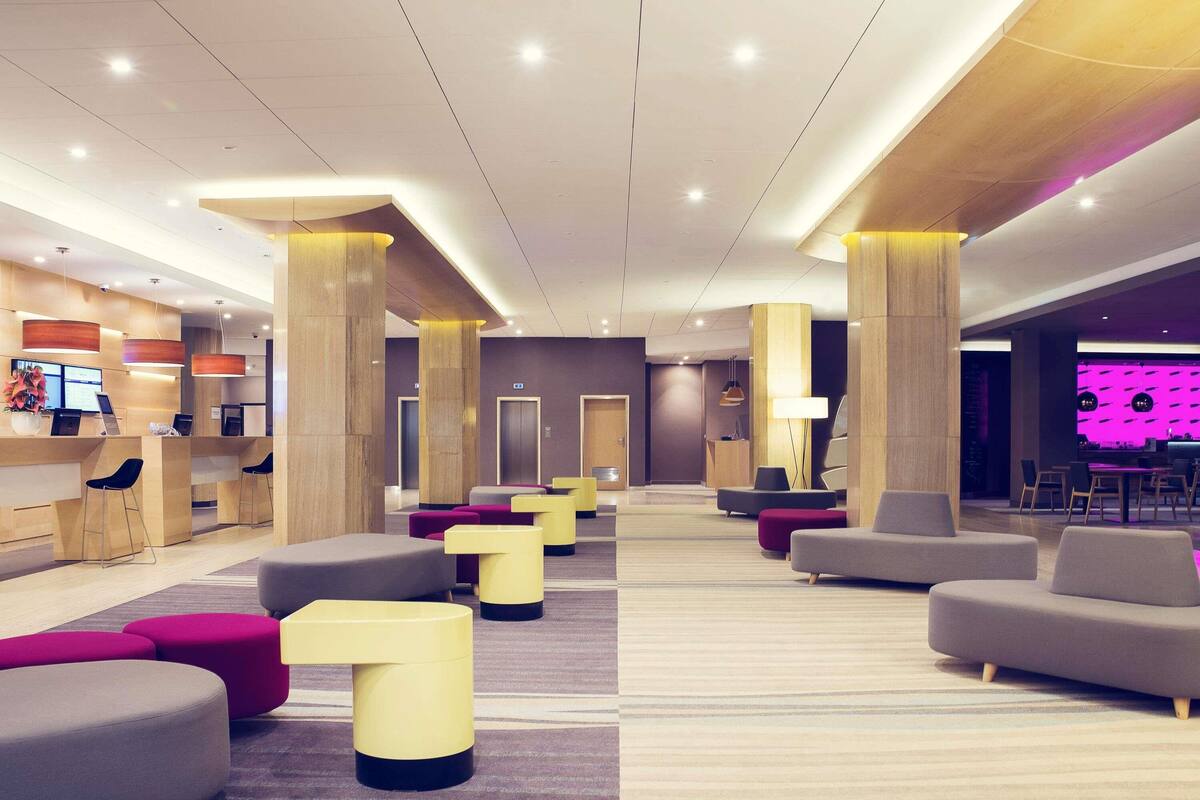 1 camera, una scrivania, ferro/asse da stiro