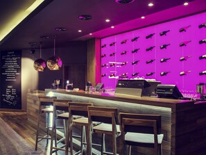 供應午餐、晚餐、早午餐；多國菜