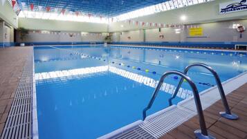 Escritorio, tabla de planchar con plancha y camas plegables/adicionales