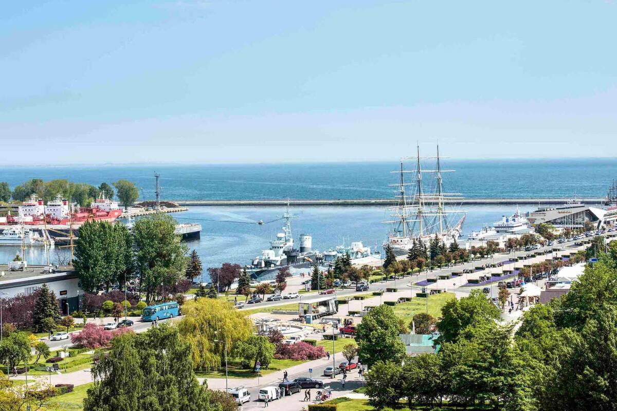 1 sovrum, skrivbord, strykjärn/strykbräda och extrasängar