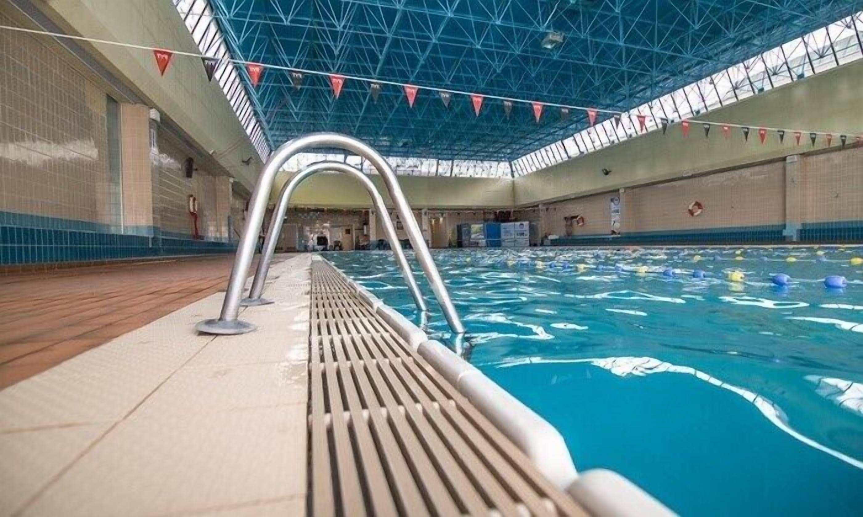 Una piscina cubierta