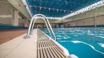 Una piscina cubierta