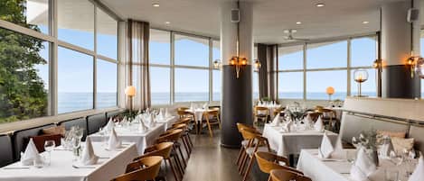 Breakfast, lunch and dinner served