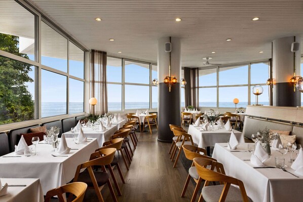 Petit déjeuner, déjeuner et dîner servis sur place