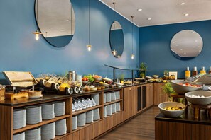 Daily buffet breakfast (PLN 98 per person)