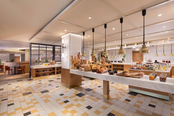 Daily buffet breakfast (PLN 130 per person)