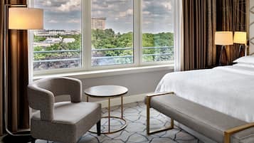 Suite – deluxe, 1 soverom | Allergitestet sengetøy, minibar, safe på rommet og skrivebord