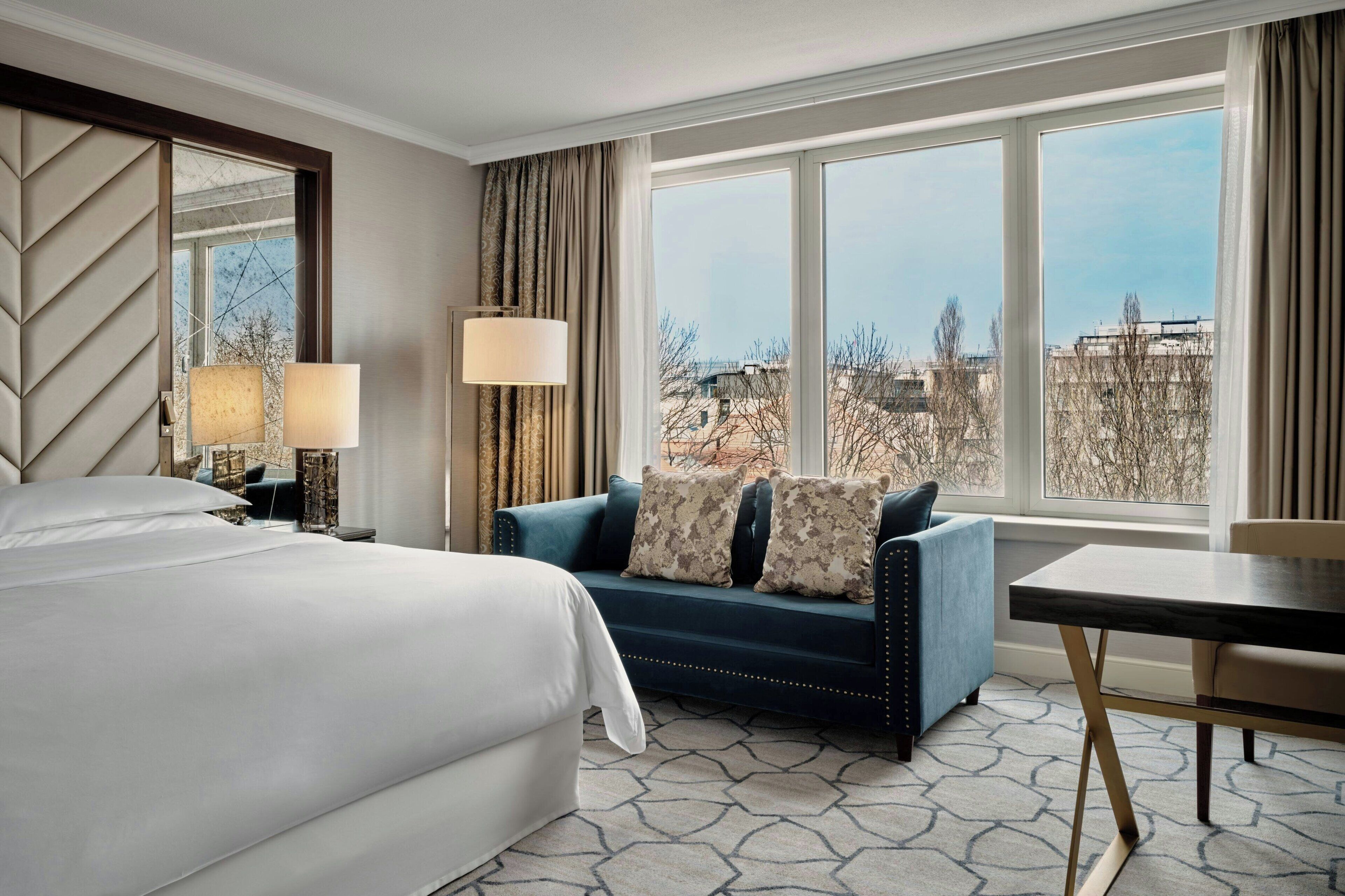 deluxe room, 1 king bed, non smoking | 1 bedroom, minibar, in-room safe, desk