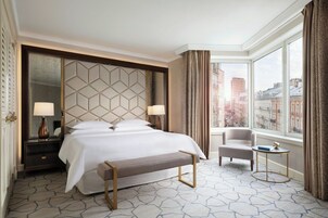 Executive Suite, 1 King Bed, City View | Minibar, in-room safe, desk, blackout drapes