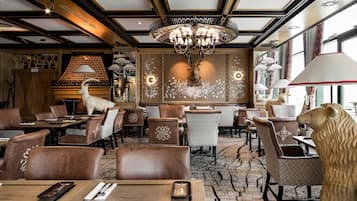 3 restaurantes; se sirven desayunos, comidas y cenas