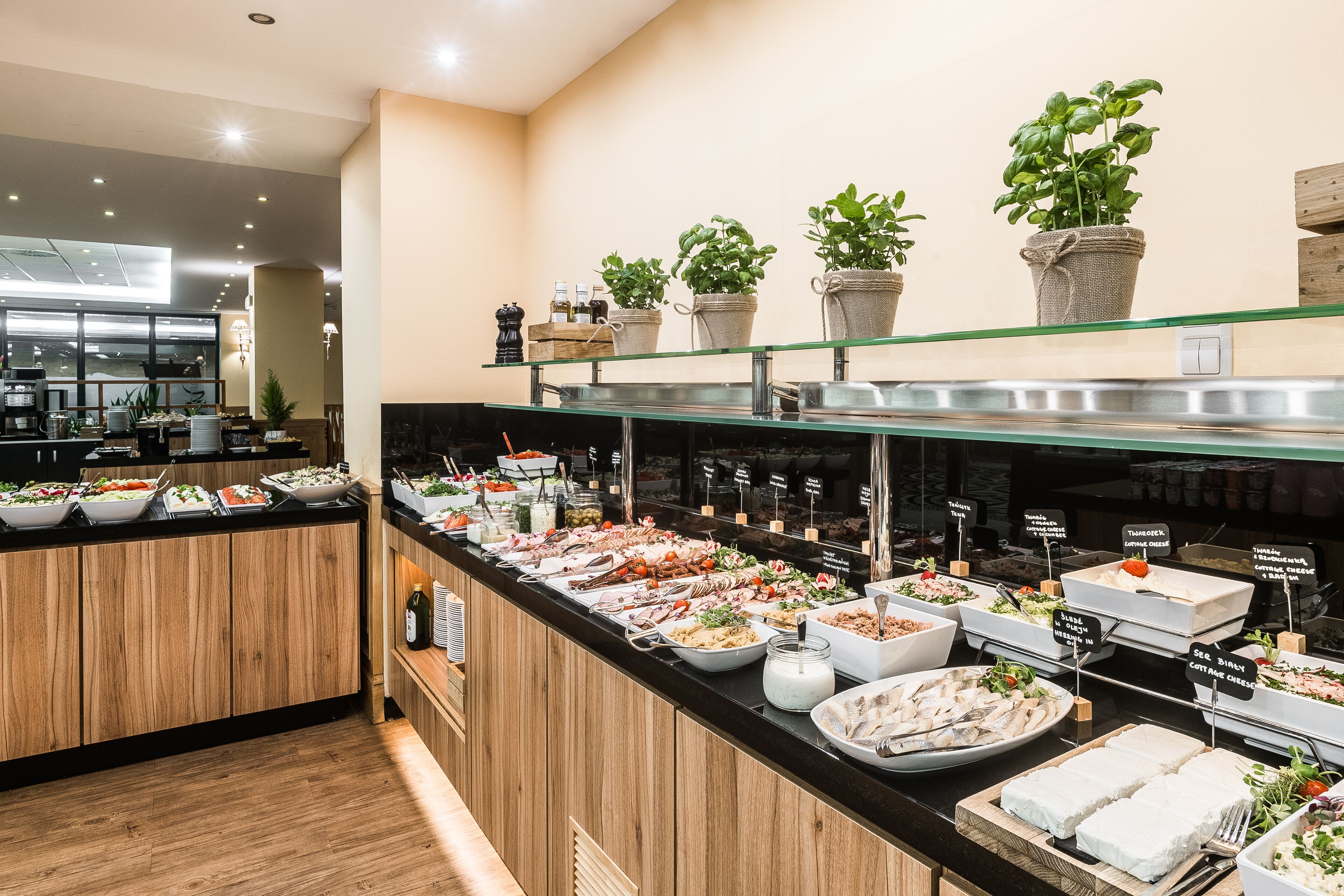 Ein Buffet mit verschiedenen Speisen, darunter Meeresfrüchte, Salate und Milchprodukte.