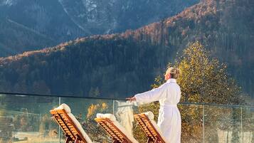 Innenpool, Außenpool, geöffnet von 12:00 Uhr bis 18:00 Uhr, Liegestühle