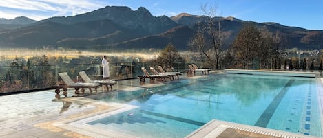 Piscine intérieure, piscine extérieure, midi à  18 h, chaises longues