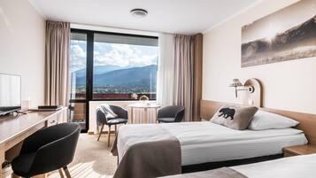 Standard-Zweibettzimmer, Balkon, Bergblick | 1 Schlafzimmer, Allergikerbettwaren, Zimmersafe, Verdunkelungsvorhänge