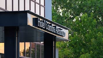 Une enseigne d’hôtel portant le nom « Hotel Combra Aeminium ».