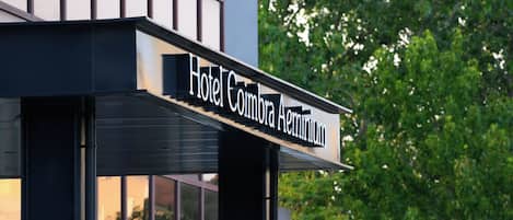 Un letrero de hotel con el nombre 'Hotel Combra Aeminium'.