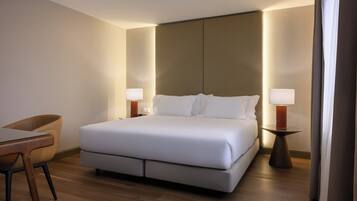 Suite junior | Ropa de cama hipoalergénica, minibar, caja fuerte y escritorio