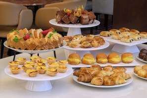 Una mesa de buffet con diversas pastas y postres.