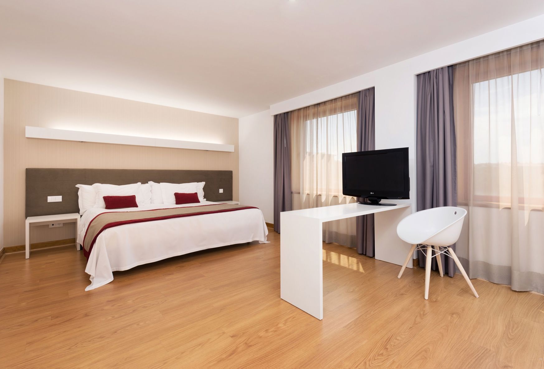 Ropa de cama hipoalergénica, minibar, caja fuerte y escritorio