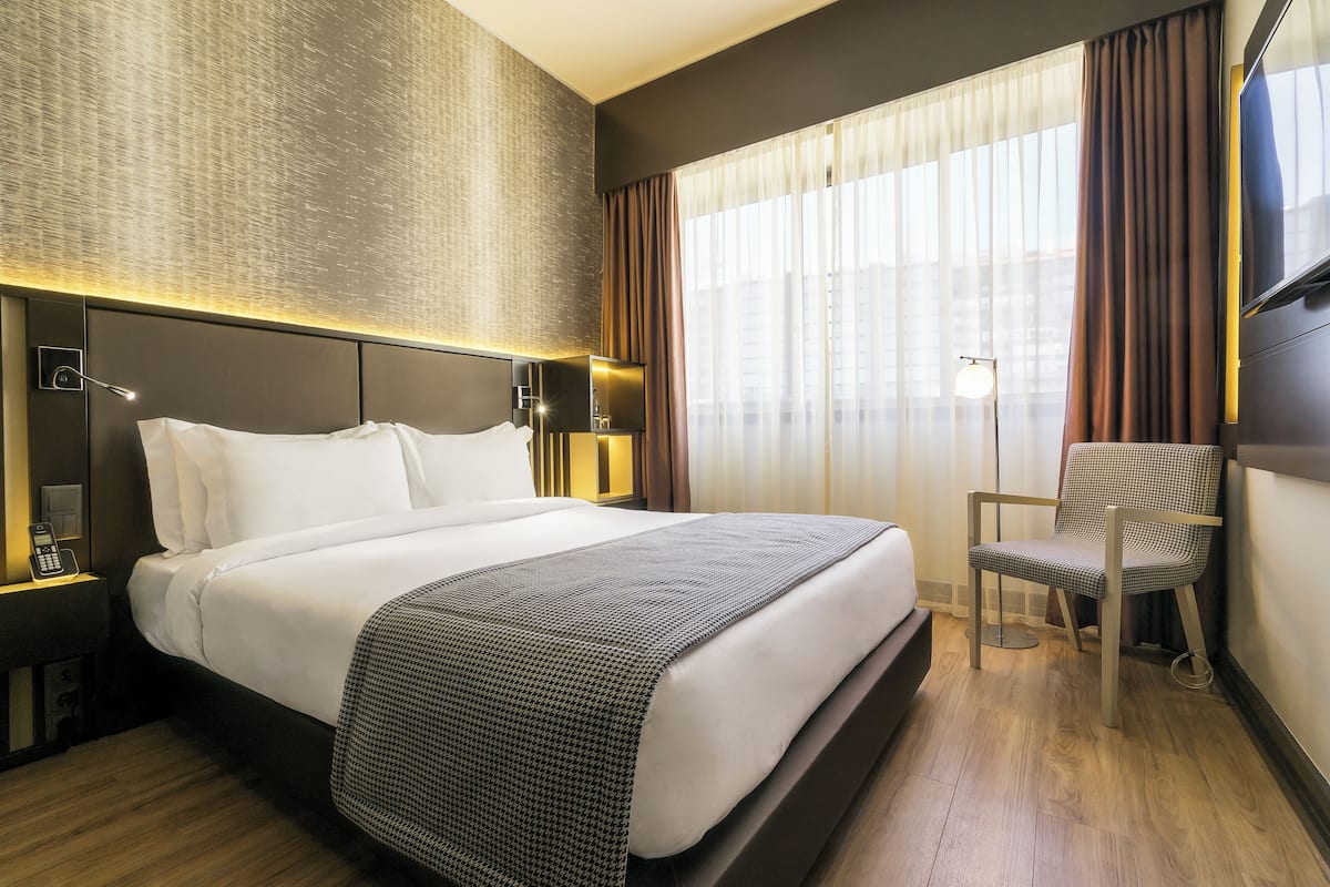 Minibar, in-room safe, soundproofing, free WiFi
