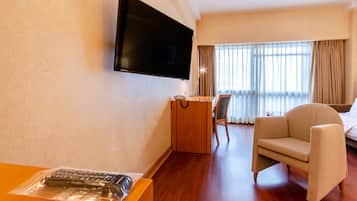 Family Room | Minibar, in-room safe, laptop workspace, blackout drapes