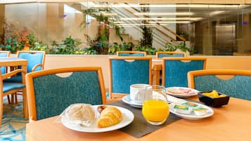 Petit déjeuner buffet (15 EUR par personne)