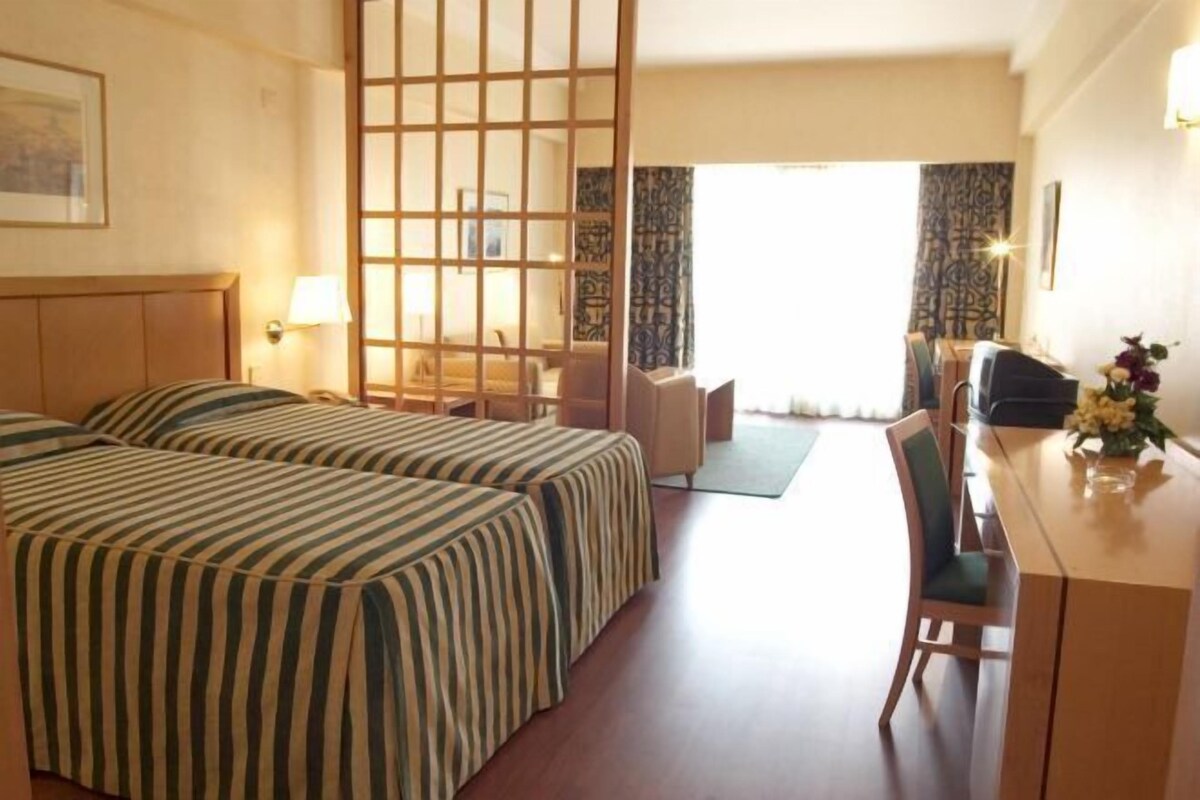 Minibar, in-room safe, laptop workspace, blackout drapes