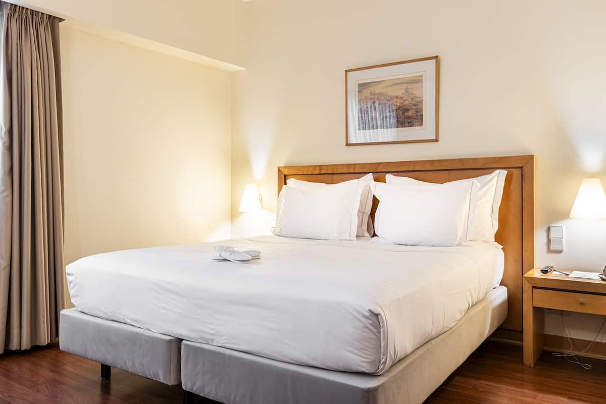 Standard Double or Twin Room | Bar mini, peti besi dalam bilik, ruang kerja komputer riba