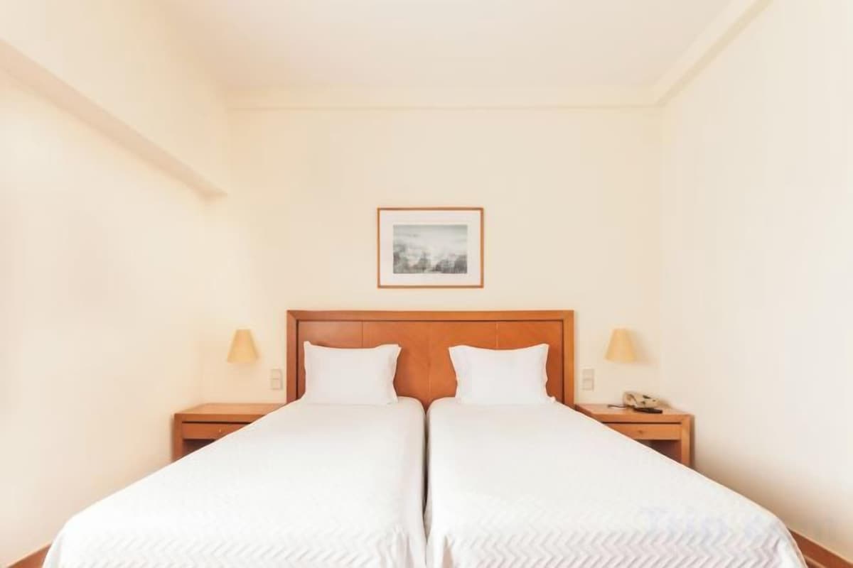 Minibar, in-room safe, laptop workspace, blackout drapes