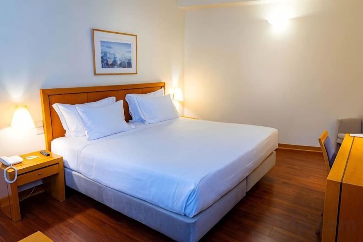 Minibar, in-room safe, laptop workspace, blackout drapes