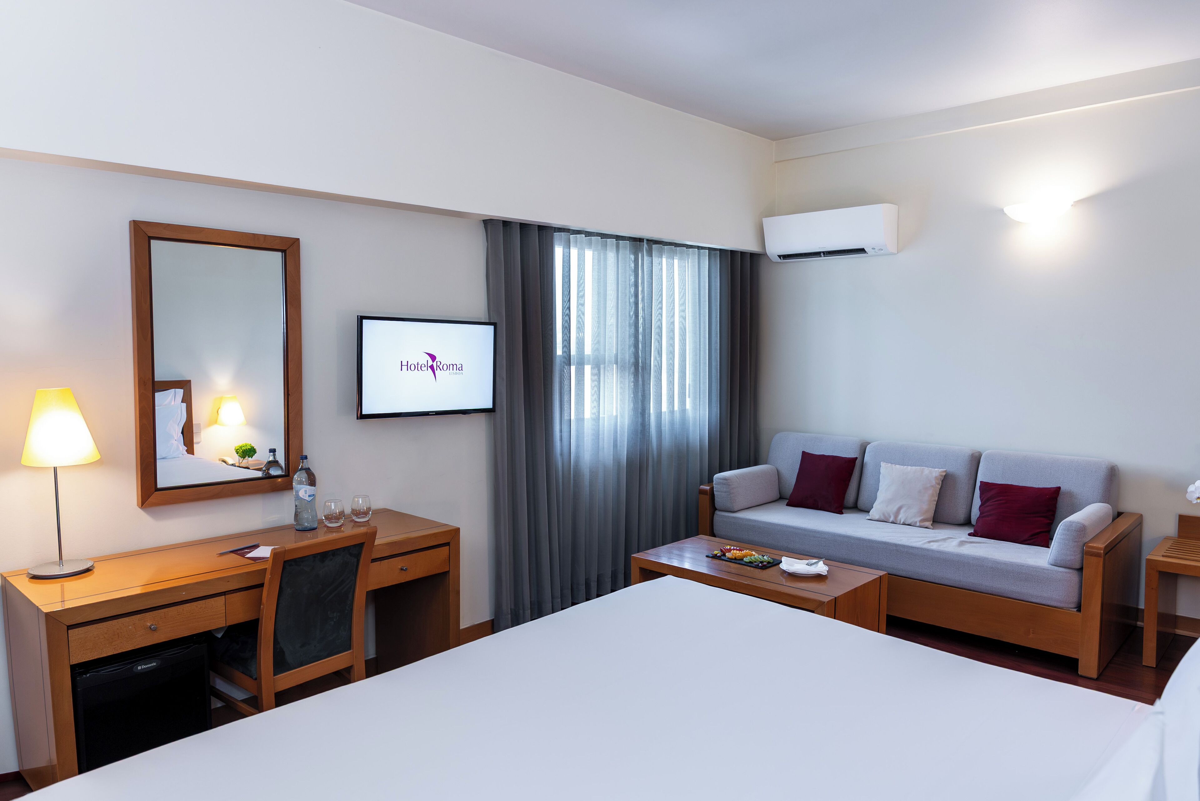 Habitació triple estàndard | Minibar i caixa forta a l'habitació 