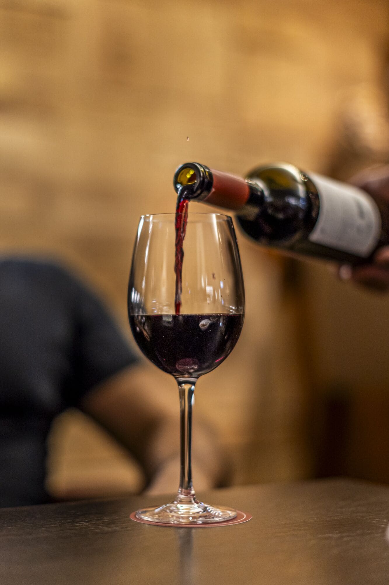 Vino sirviéndose en una copa.