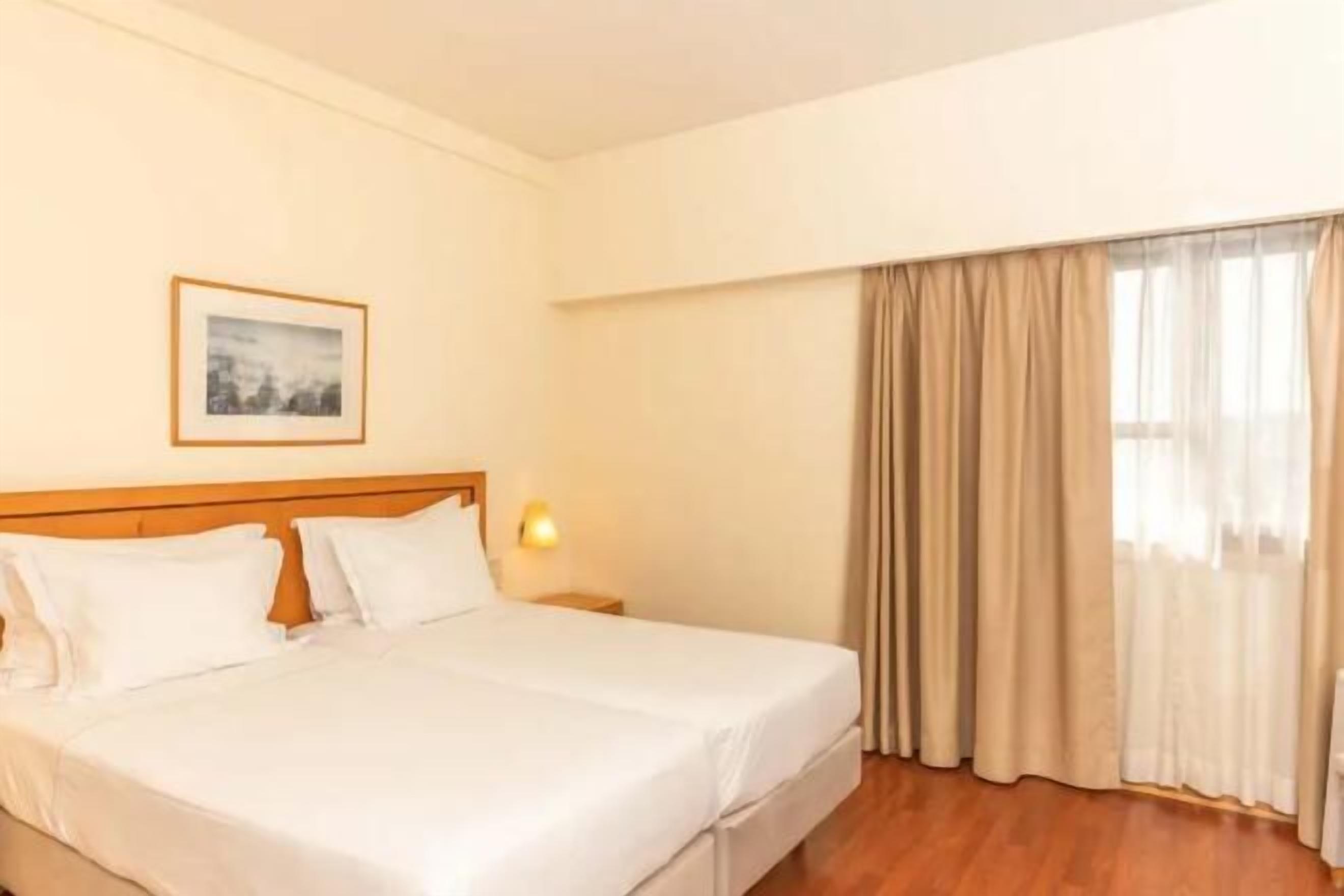 Minibar, in-room safe, laptop workspace, blackout drapes