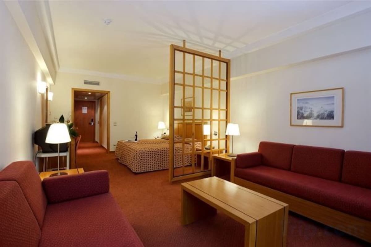Minibar, in-room safe, laptop workspace, blackout drapes