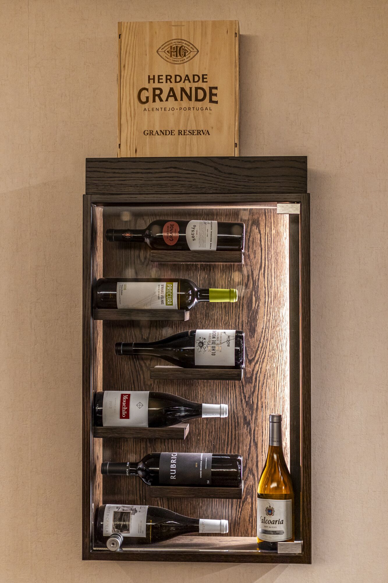 Eine Holzkiste mit dem Aufdruck "HERDADE GRANDE", gefüllt mit Weinflaschen.