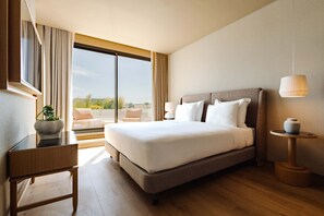 Suite, Balcony (Coolest Varanda Suite) | Minibar, in-room safe, desk, laptop workspace - EVOLUTION Valbom Hotel (Lisbon)