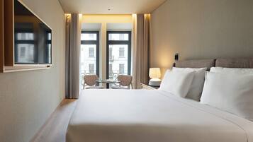 Minibar, caja de seguridad en la habitación y escritorio