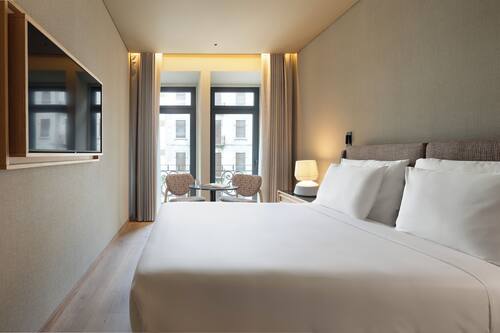 Minibar, coffres-forts dans les chambres, bureau