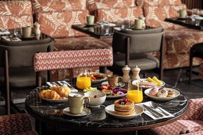Daily buffet breakfast for a fee - EVOLUTION Valbom Hotel (Lisbon)