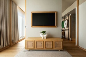 Suite, balkon (Coolest Varanda Suite) | Minibar, brankas, meja kerja, dan ruang kerja ramah laptop