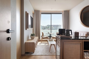 Suite, Balcony (Coolest Varanda Suite) | Living area | LCD TV