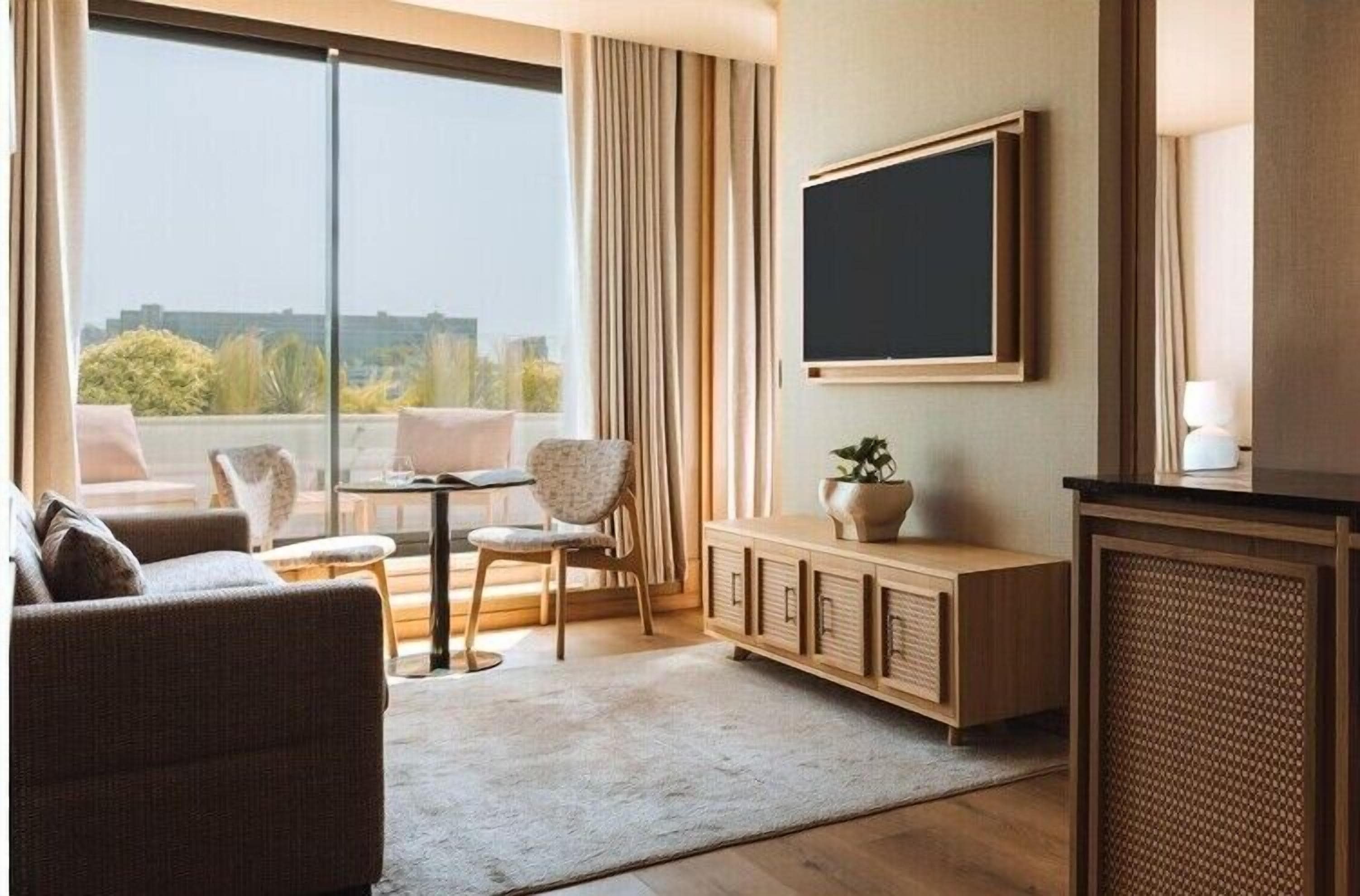 Suite, Balcony (Coolest Varanda Suite) | Living area | LCD TV