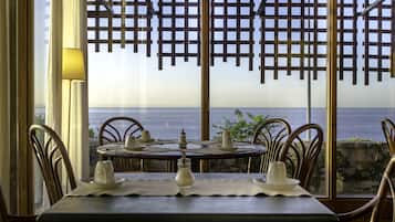 FrĂŒhstĂŒck, Mittagessen, Abendessen, Blick auf den Pool